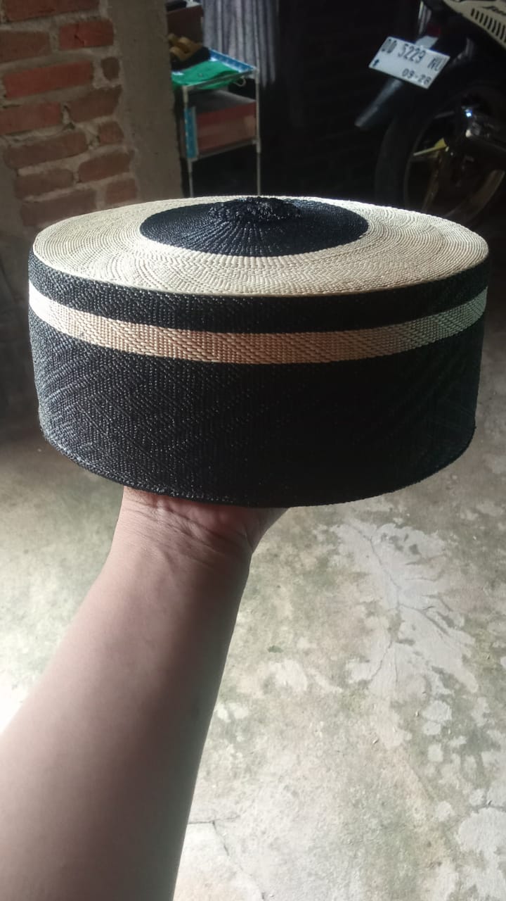 Songkok Guru Putih Benang Hitam